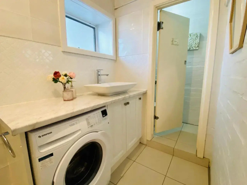 The Wheelhouse - 2BR Waterfront Apt in town