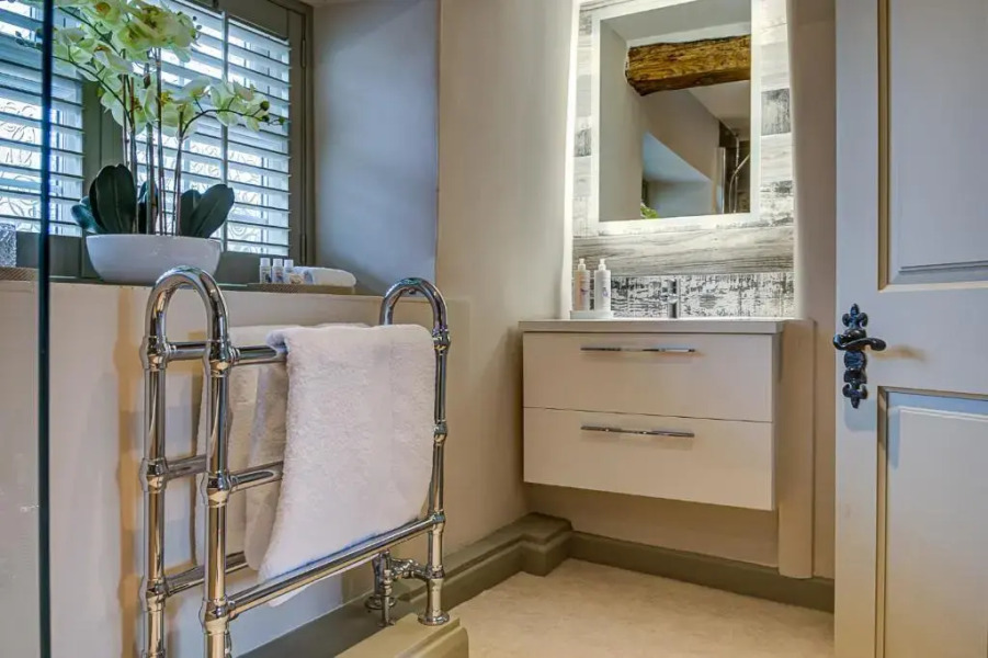 Two linked cottages sleeps 10 Cotswold town centre