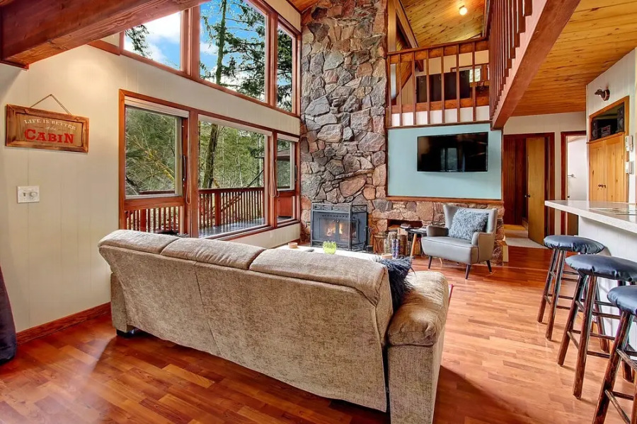 Fox Haven - Two Bedroom Cabin with Hot Tub