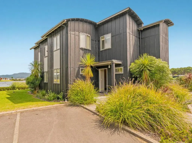 Lakeside Villa Retreat - Matarangi Downstairs Holiday Unit