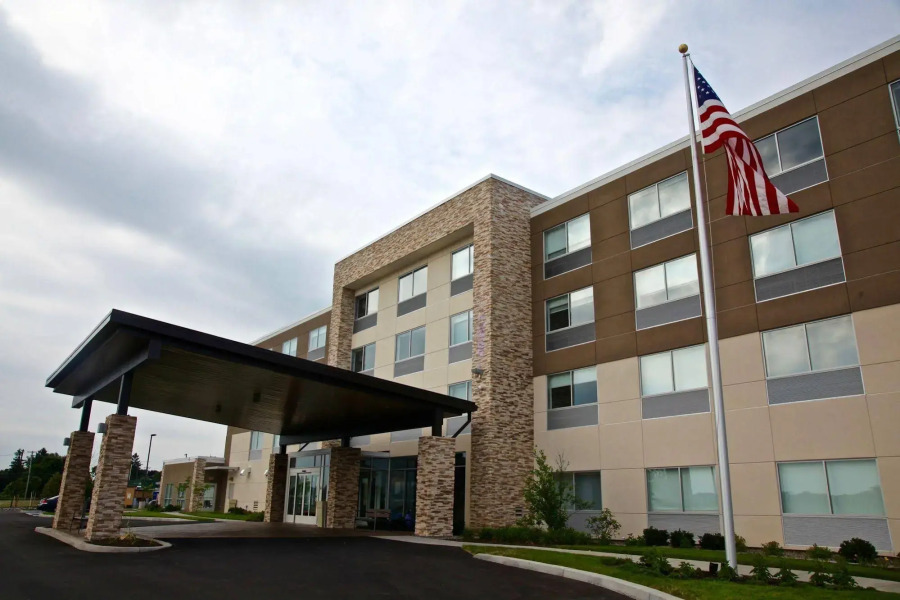 Holiday Inn Express & Suites Oswego by IHG