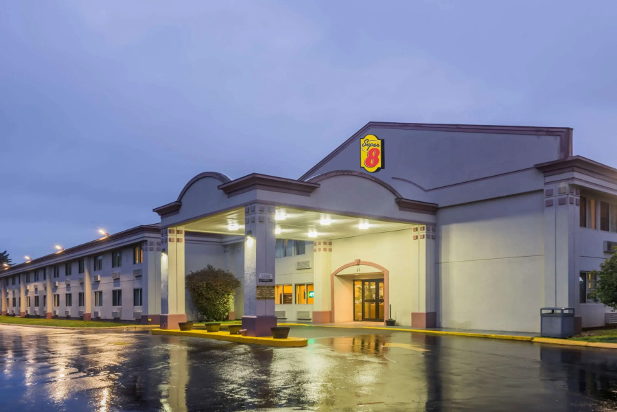 Super 8 by Wyndham Hartford
