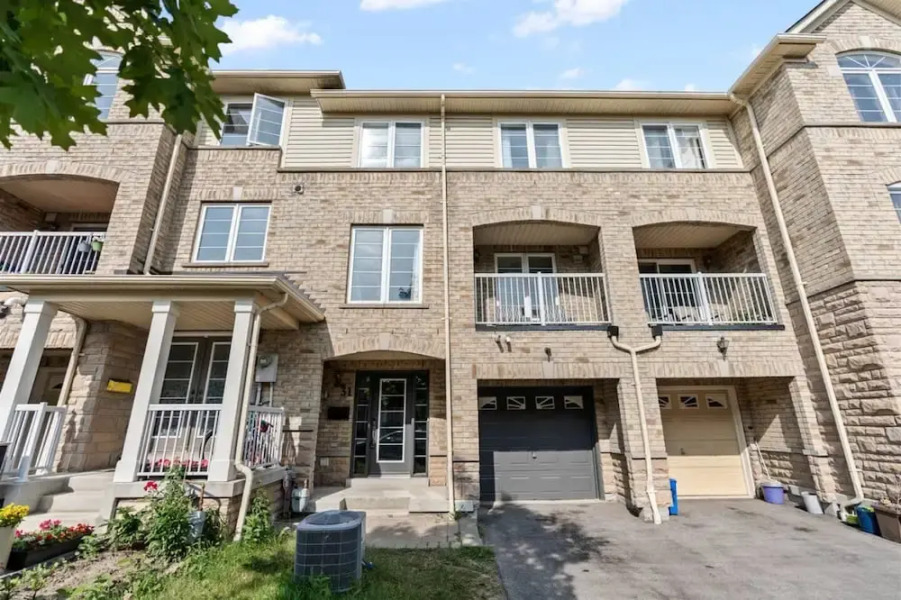 Contemporary 3BR Townhouse in Ajax Cozy Central