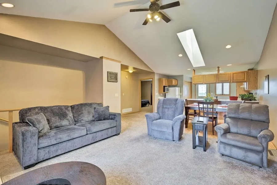 Elwood Townhome w/ Patio - 7 Mi to Johnson Lake