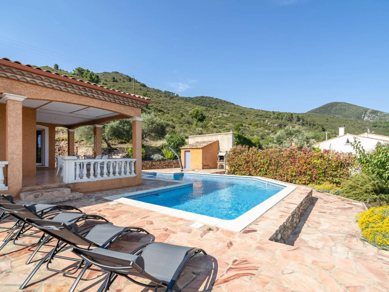 Cozy Villa in Roquebrun with Swimming Pool