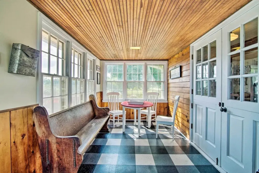 Remodeled Historic Farmhouse ~ 20 Mi to KC!