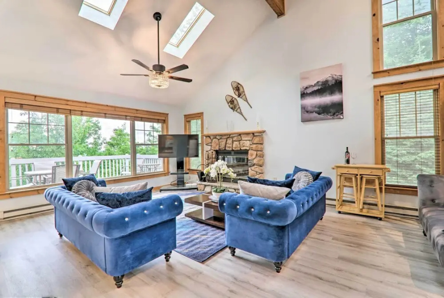 Modern Camelback Mountain Home: 1/2 Mi to Skiing!
