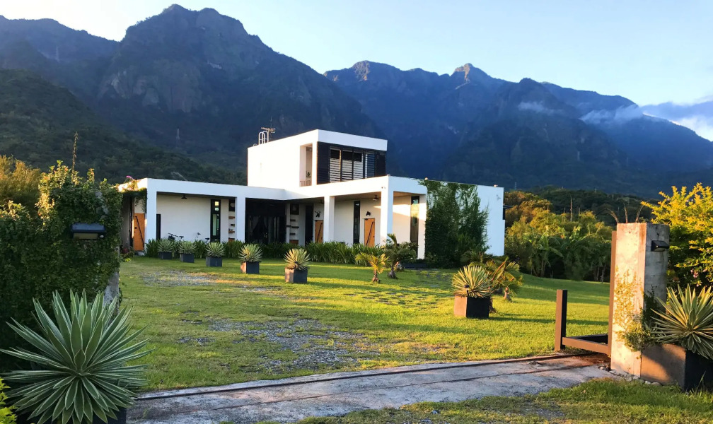 King Kong Loves Barbie BnB