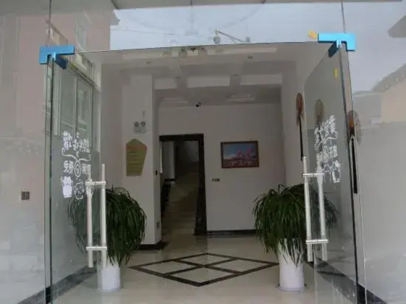 Batang Bathing Sunshine Tanzhan