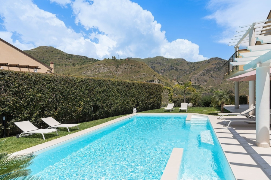 Beautiful Villa With Swimming Pool in a Panoramic Position - By Beahost Rentals