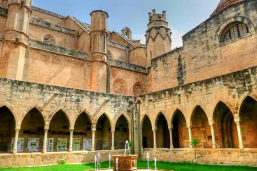 4 bedrooms appartement with city view terrace and wifi at Tortosa