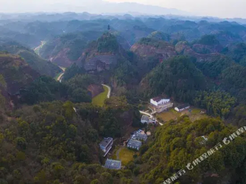 Zizai Pingjiang Wild Luxury Resort