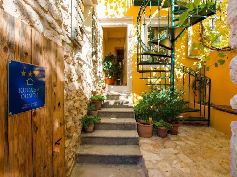 Tranquil Apartment in Marine Zemlje Near Stiniva Beach