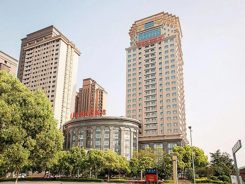 Longqi Jianguo Hotel