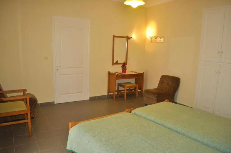 Holiday Studio Apartments Yannis on Agios Gordios Beach in Corfu