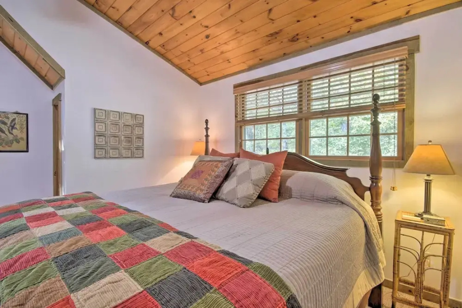 Couples Cabin - 5 Mi to DT Berkeley Springs!