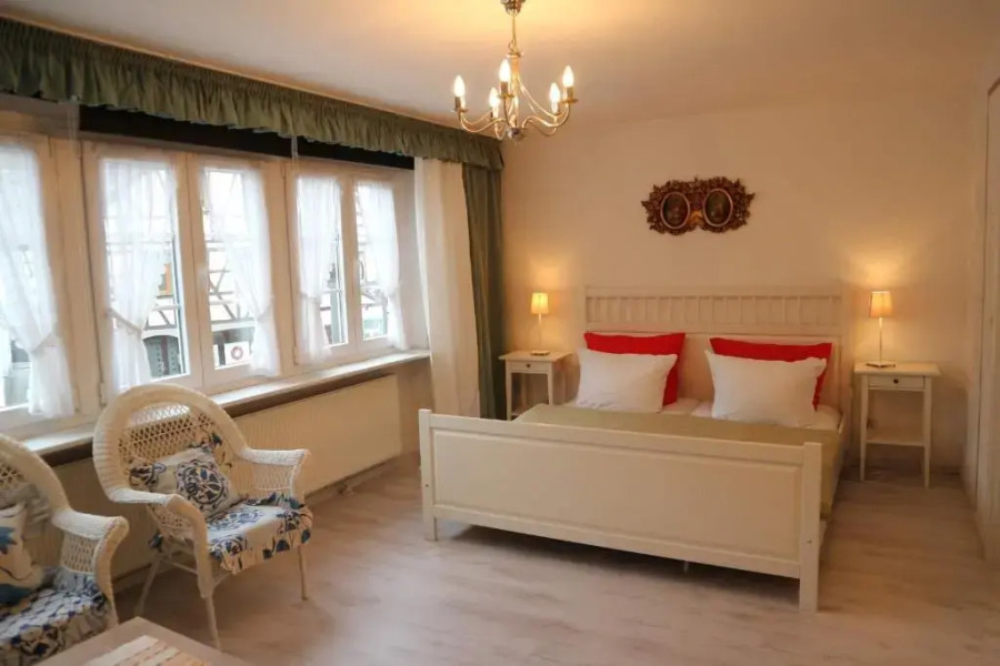 Winzerhäuschen am Brunnen