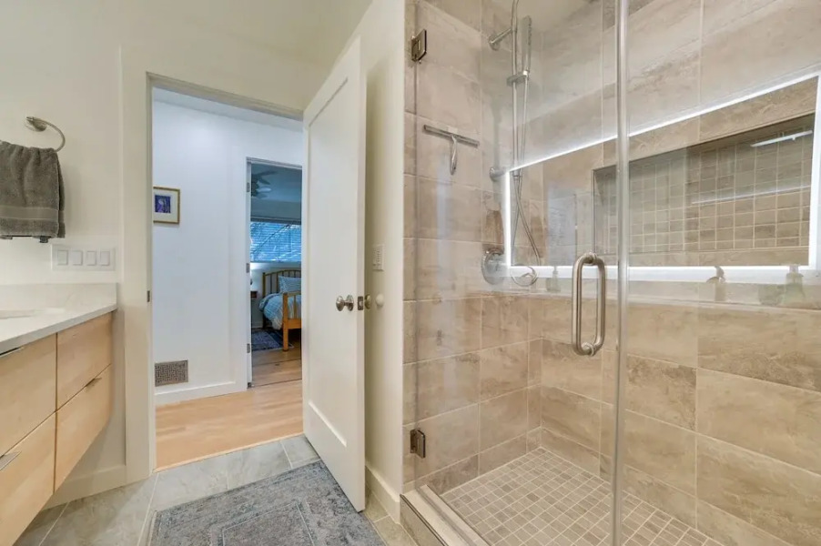 Higgins Lake House w/ Swimming Dock!