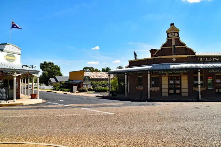 Ten Dollar Town Motel