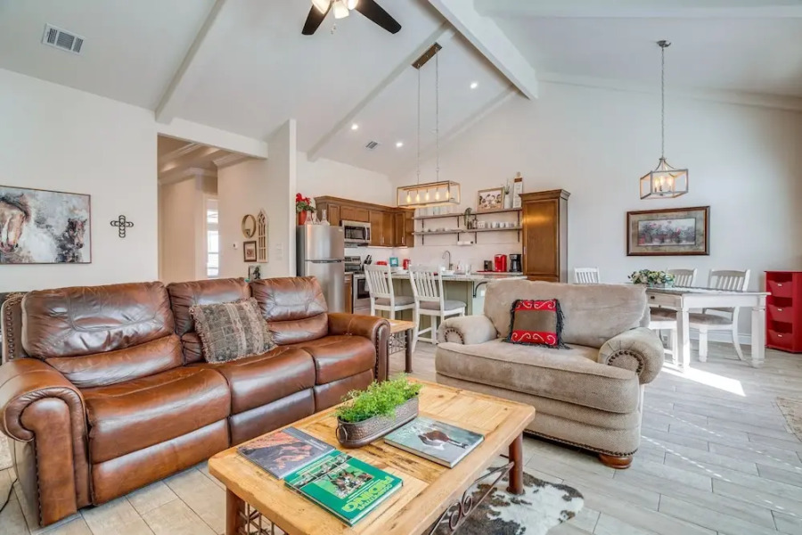 Idyllic Lago Vista Home < 1 Mi to Lake Travis!