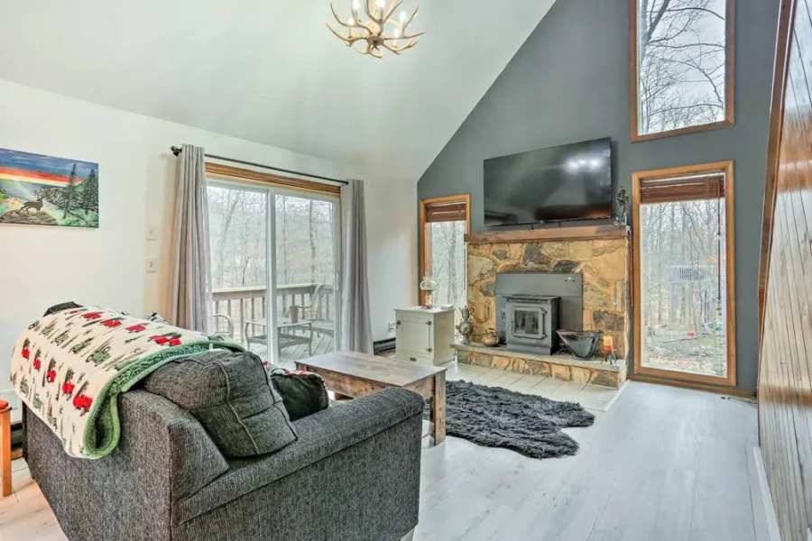 4 Mi to Tubing: Cozy Bushkill Cabin w/ Deck!