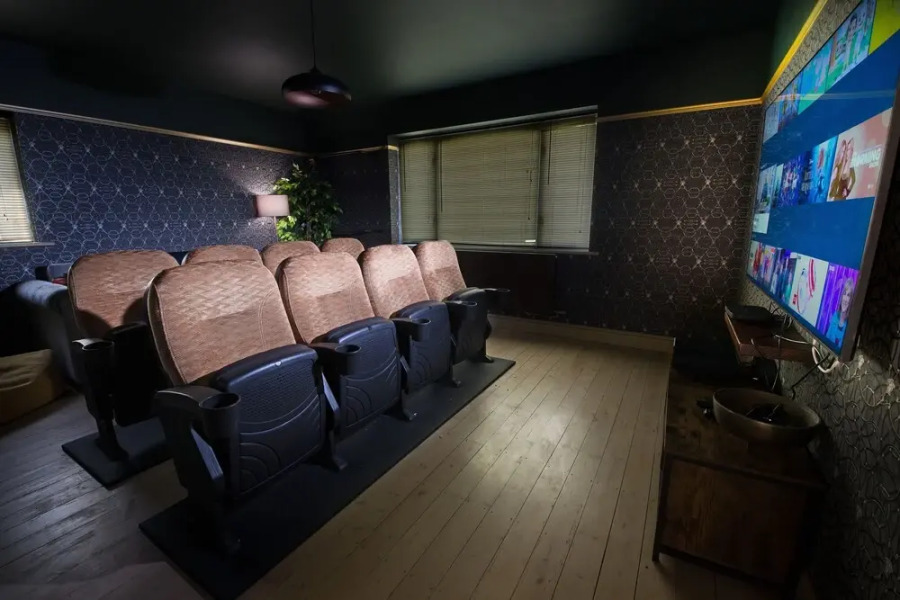 Deluxe 2/3 Bed Hottub Skytv