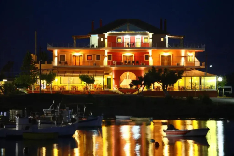 Faros Luxury Suites & Restaurant