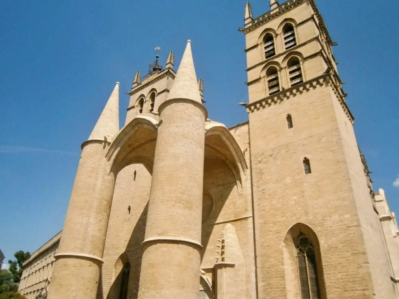 Near Montpellier, Apartment in Le Crès w/ air con & Wifi Minutes to Be