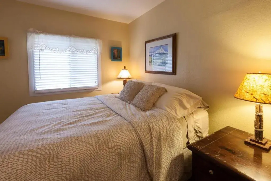 Hood View-Mtn View-4BR/2BA