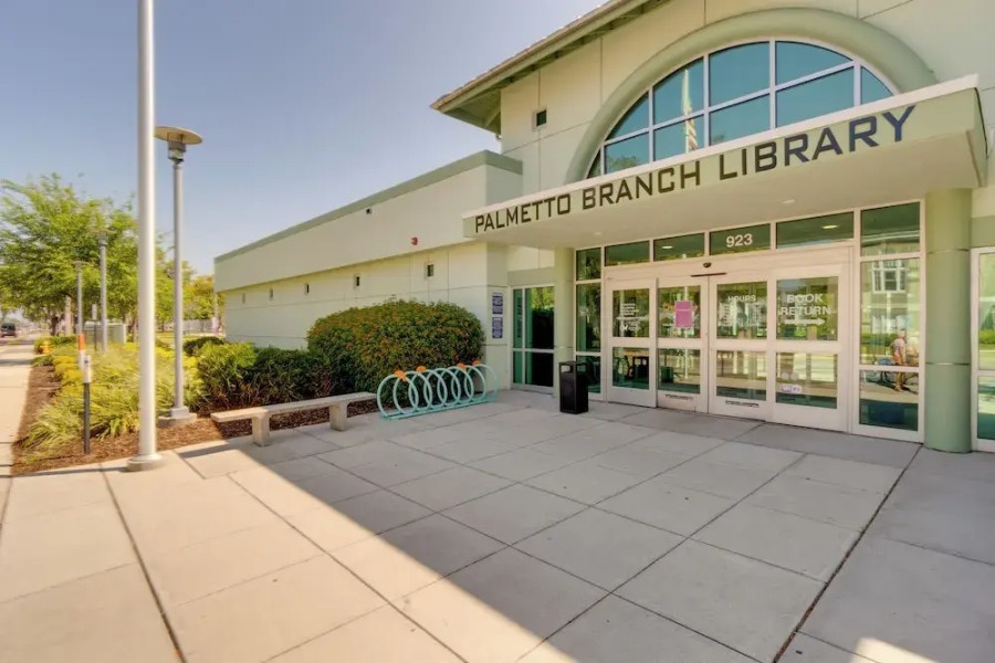 2 Mi to Riverwalk: Palmetto Gem w/ Fire Pit & BBQ