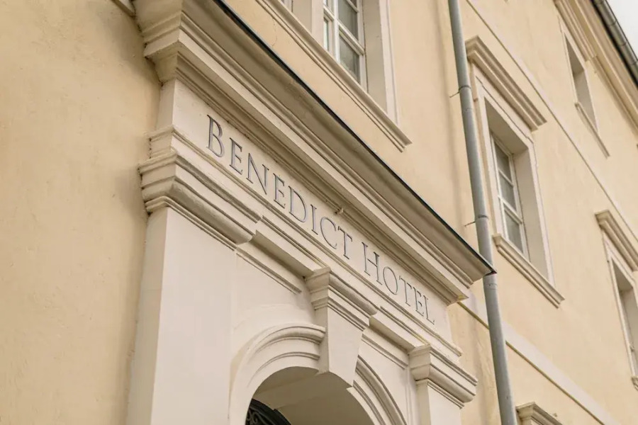 Hotel Benedict