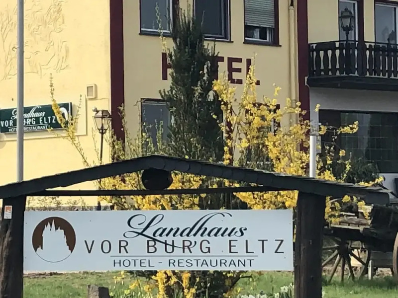 Landhaus vor Burg Eltz