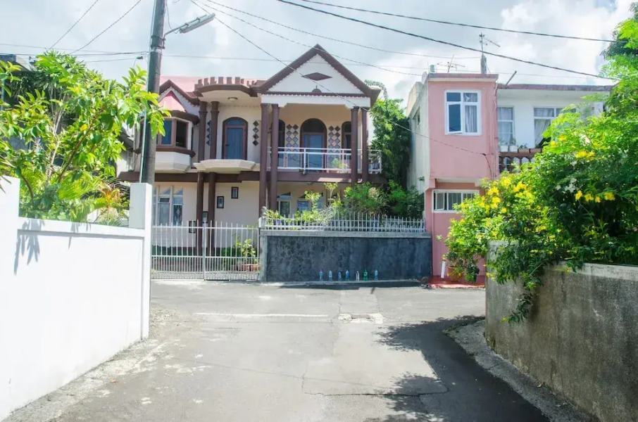 Charming 2-bed House in Chemin Grenier