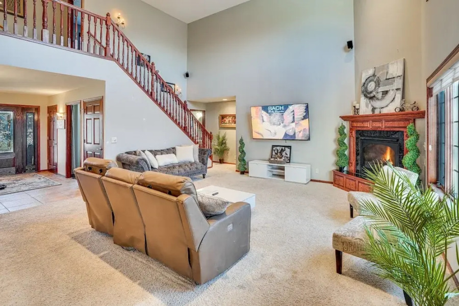 Family Vacation Rental Home ~ 1 Mi to Okabena Lake