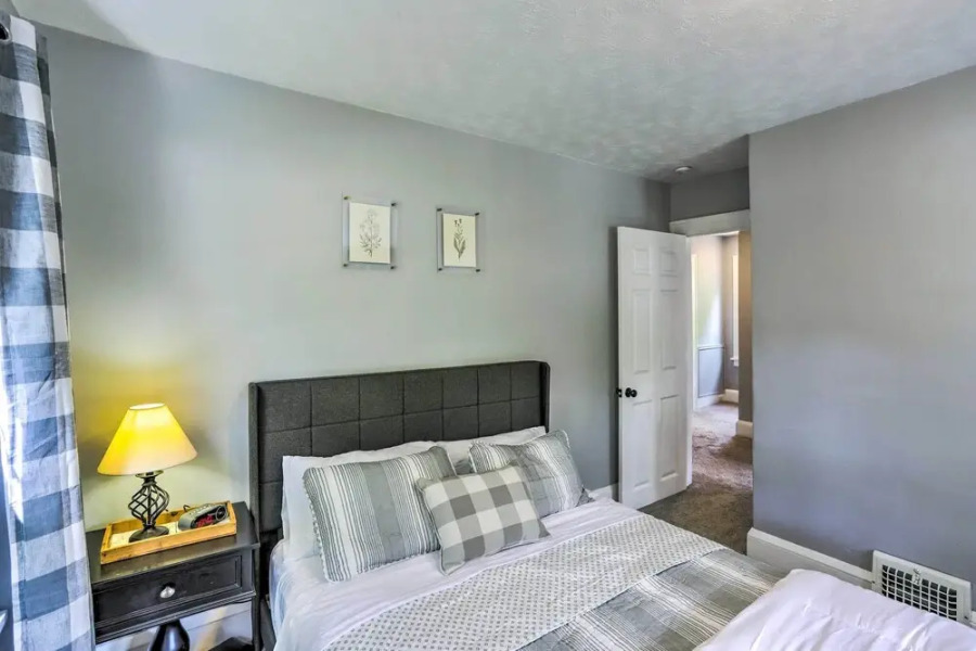 Bright Parma Home w/ Outdoor Space < 10 Mi to Dtwn