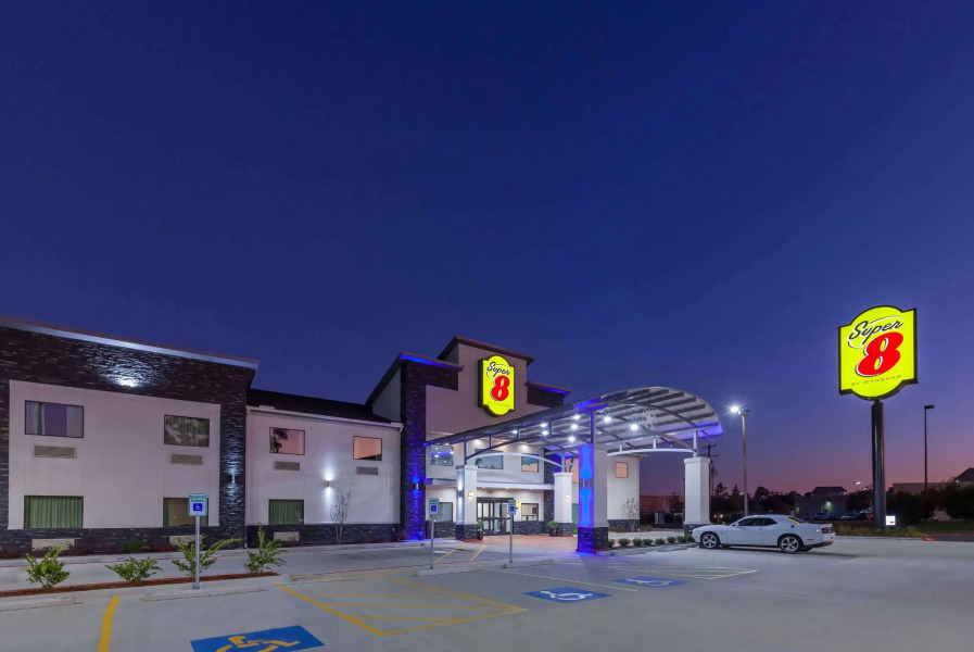 Super 8 by Wyndham Kingwood Houston North