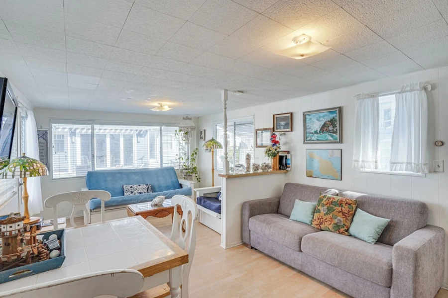 Quaint Avalon Cottage < Half-mi to Beaches!