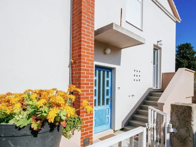 Spacious Apartment with Terrace in Banj