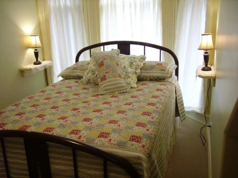 Old Riverside Lodge B & B