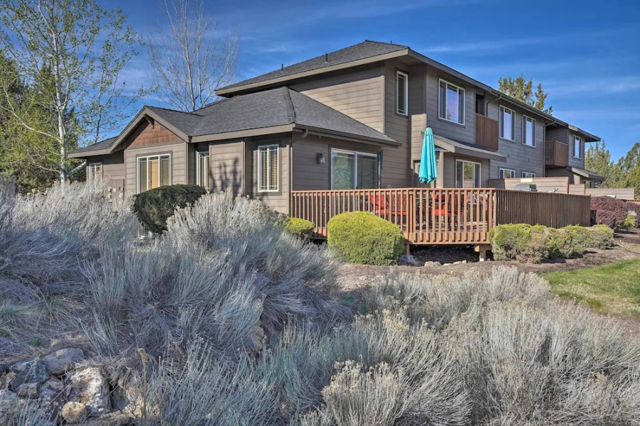 Pet-friendly Townhome w/ Hot Tub in Redmond!