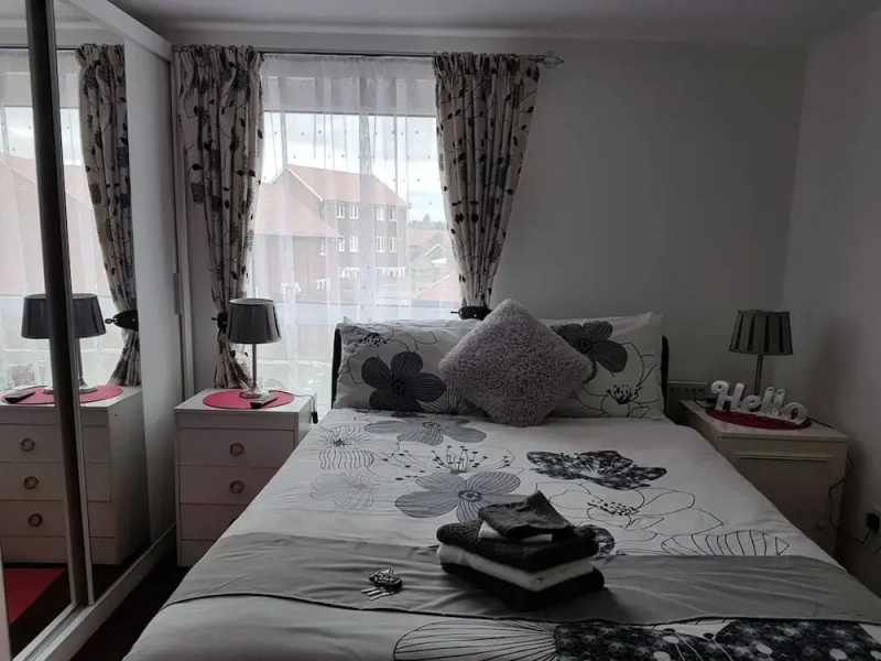Modern Apartment Minutes From Central London, UK