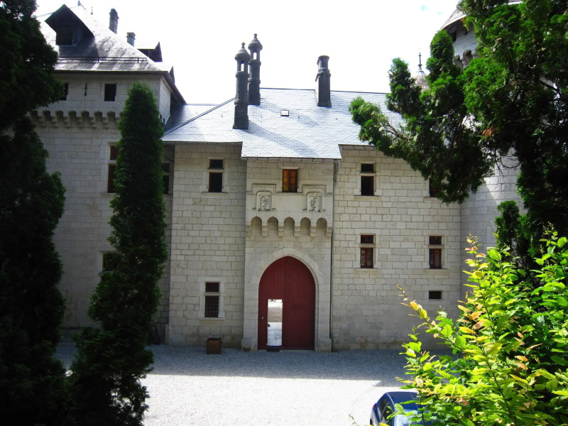 Lavish Castle in Serrières-en-Chautagn with Pool