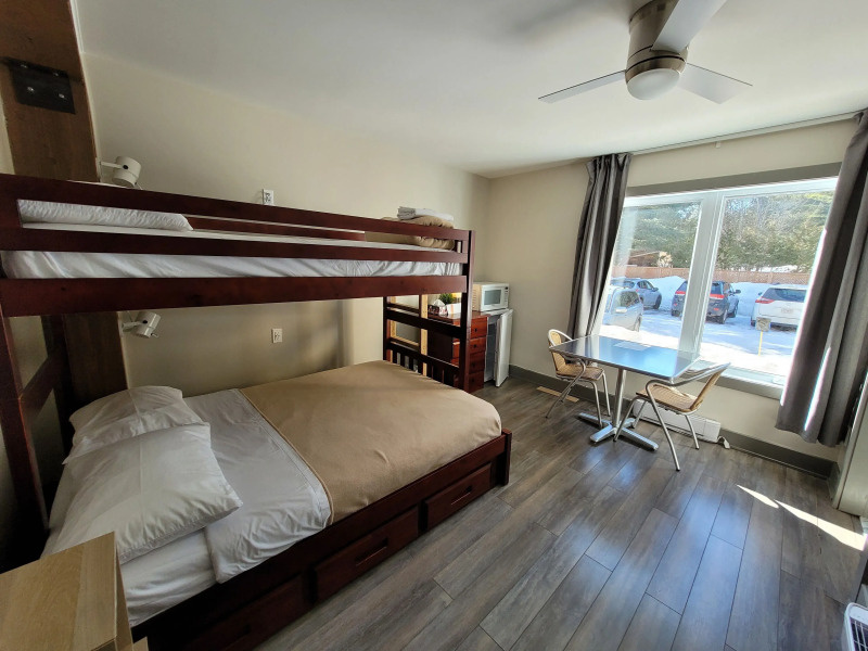 Oberge Inn  Riverside guest room in Val-David village with free parking