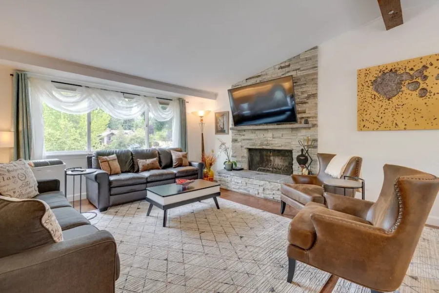 Kenmore Retreat w/ Shared Hot Tub - 1 Mi to Lake!