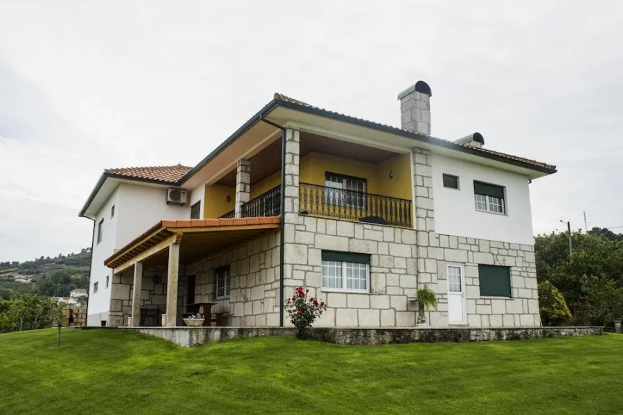 House With 5 Bedrooms in Britiande, With Wonderful Mountain View, Encl