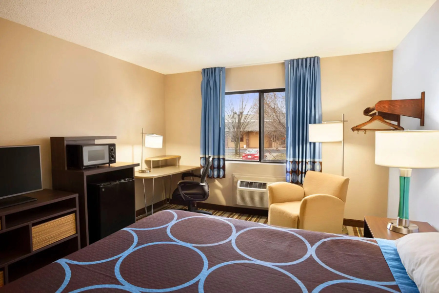 Super 8 by Wyndham Pittsburg KS