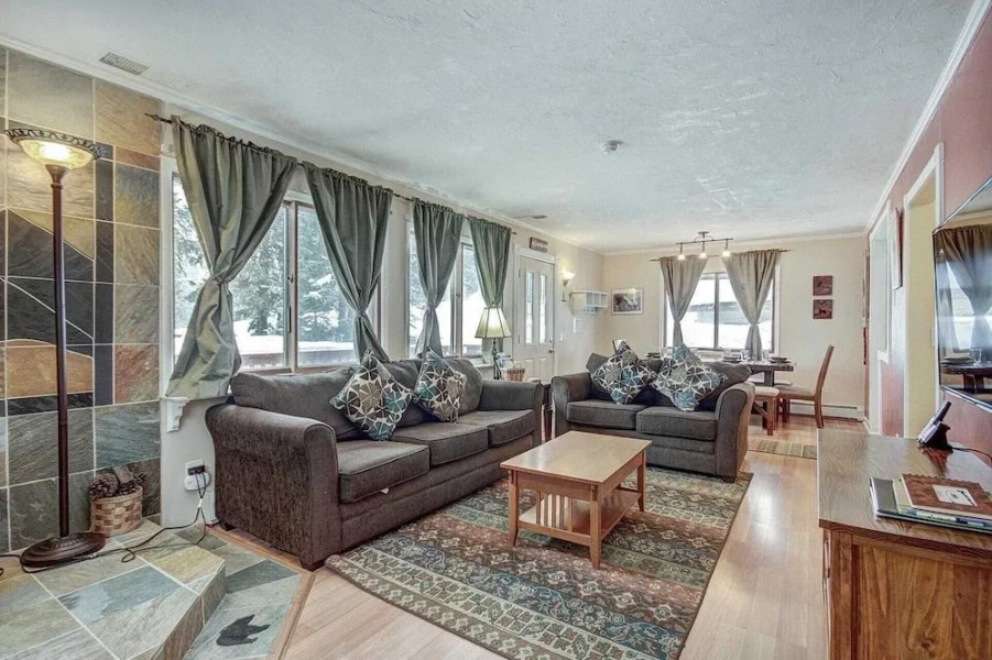 Lazy Dog Lodge 3 Bedroom Home by RedAwning