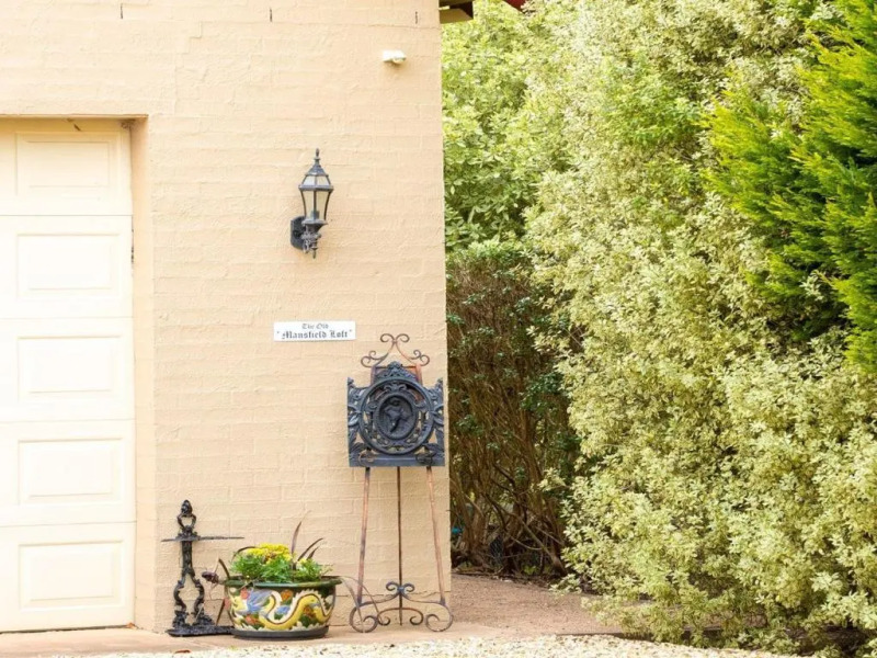 Old Mansfield Loft - gardens, gazebo and getaways