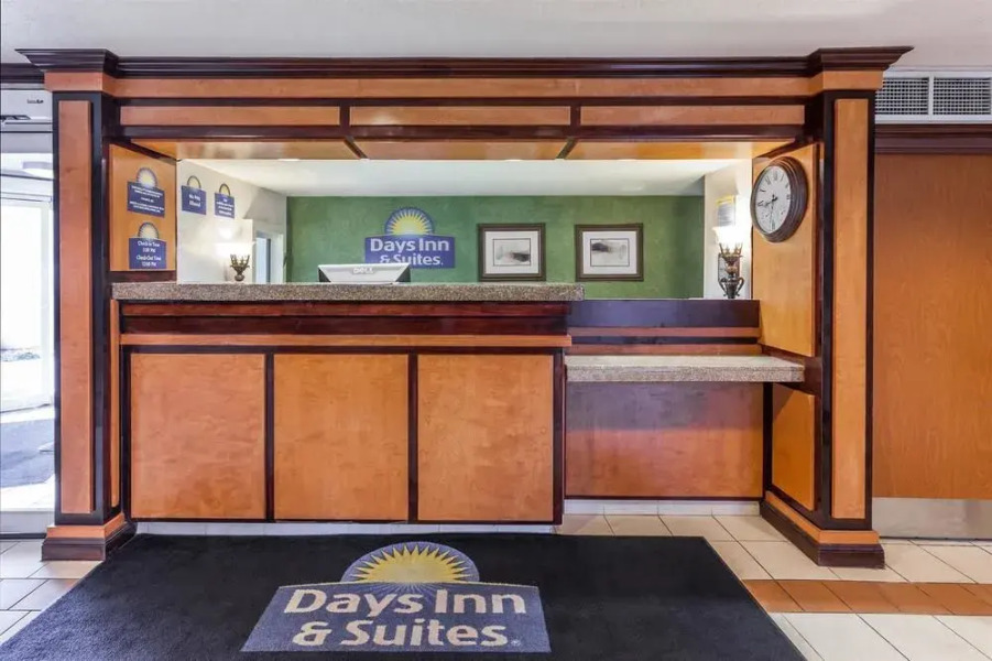 Days Inn & Suites Warren