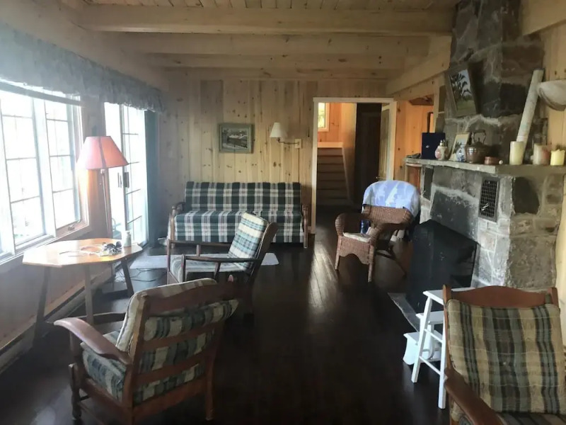 Blueberry Point A Classic Lake Joseph family cottage on a 900 ft peninsula